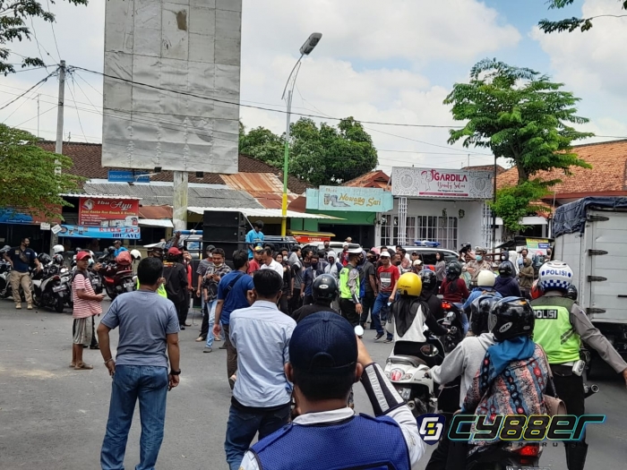 KOMAD Gerebek Kantor Pos Pamekasan yang Diduga Menyalahi Aturan 