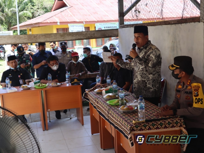 Kapolres dan Plt. Bupati Kuansing Bagikan Minyak Goreng Gratis Bagi Peserta Vaksin di Pangkalan Indarung Kecamatan Singingi