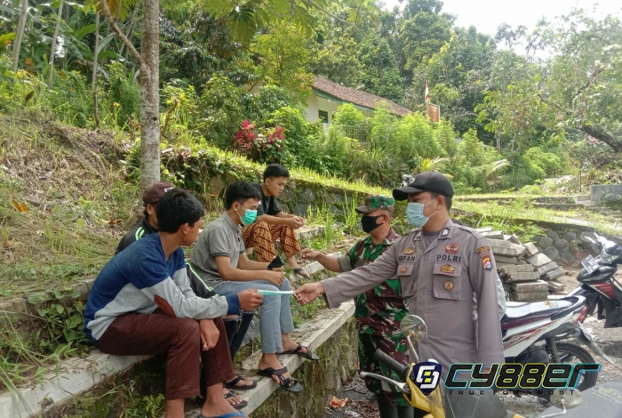 Polsek Cilograng Berikan Himbauan Prokes dan bagikan Masker gratis.