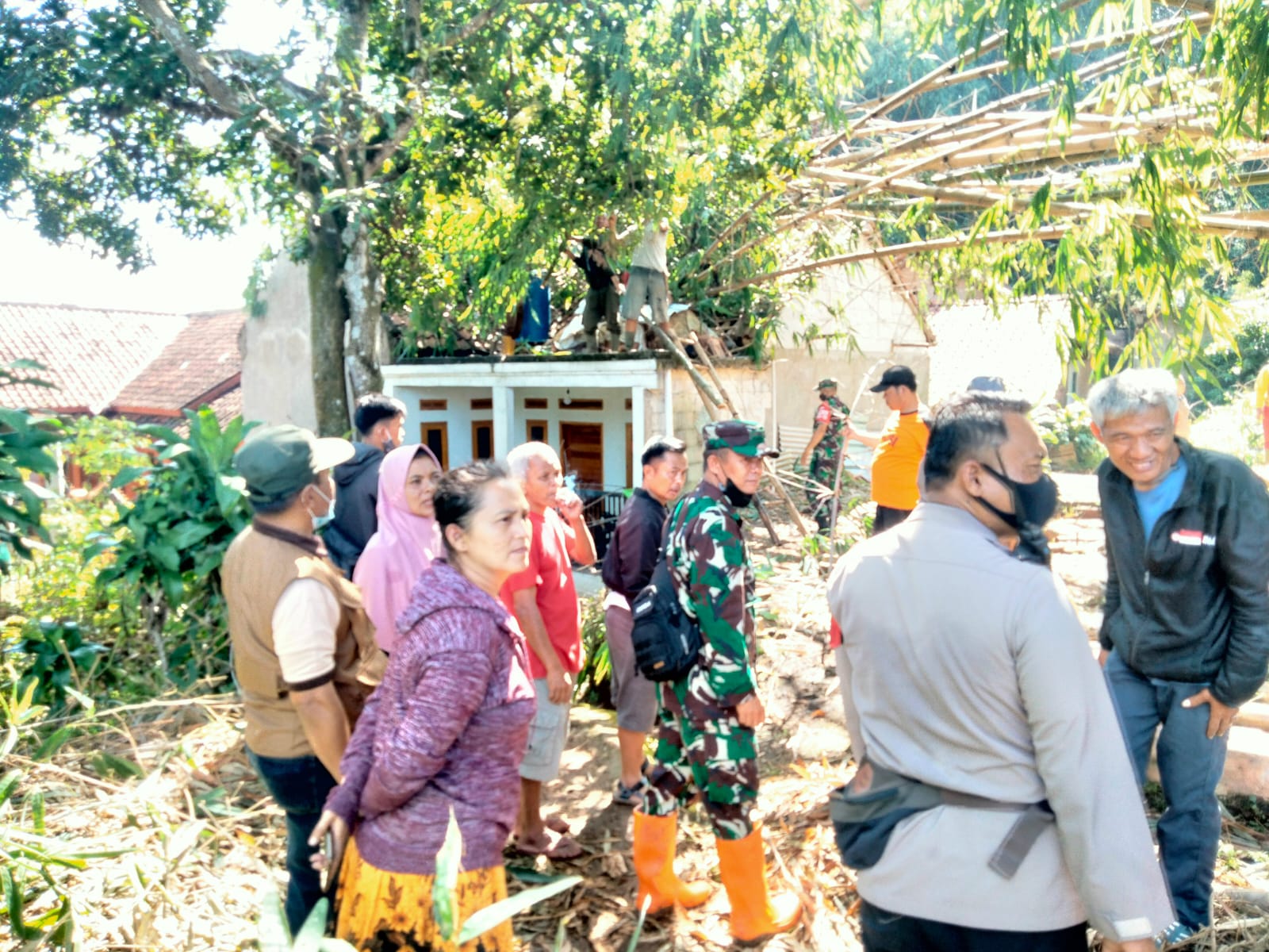 TNI-Polri Bersama Warga Gotong Royong Benahi Rumah Terdampak Puting Beliung