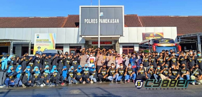 Marching Band Gita Patria SMAN 4 Pamekasan Diundang Gubernur Jawa Timur Untuk Acara Parade Surya Senja