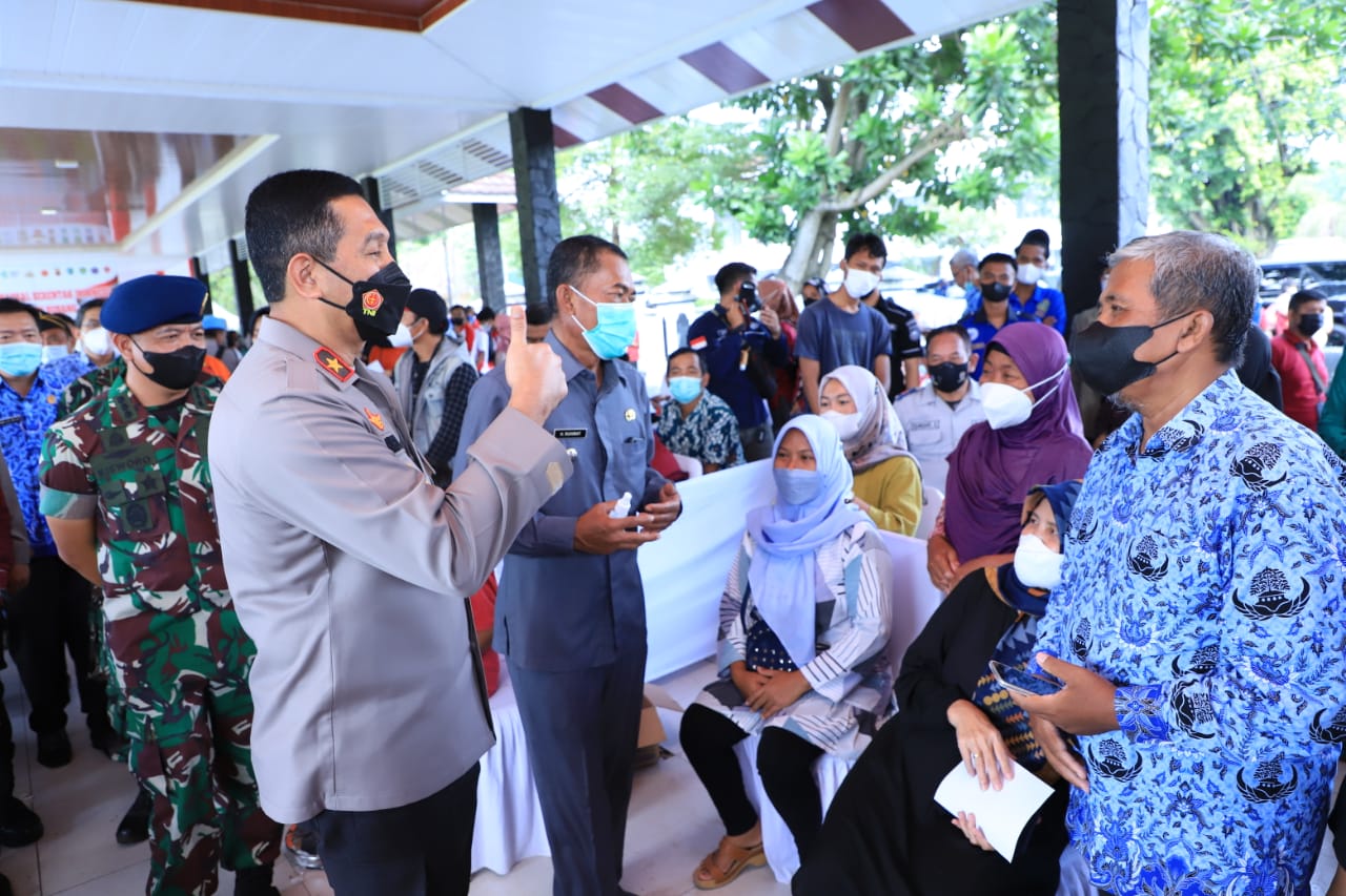 Wakapolda Jawa Barat Pantau Vaksinasi Covid-19 di Alun-Alun Subang