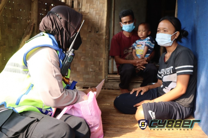 Polisi Beri Bantuan pada Balita Penderita Penyakit Hirschsprung 