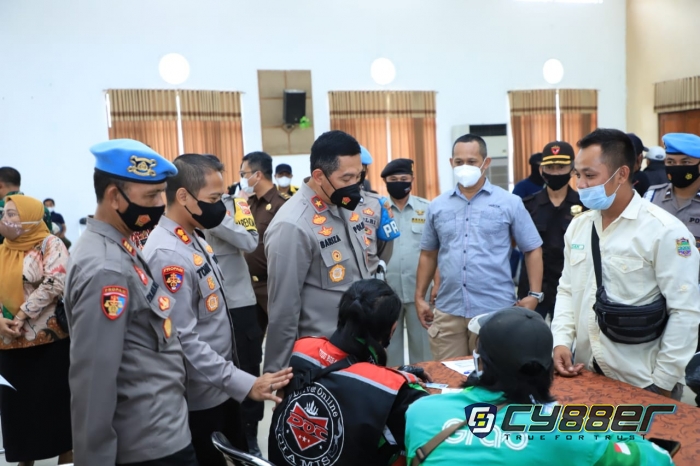 Tinjau Vaksinadi di Ciamis Wakapolda Jabar Bagikan Doorprize 