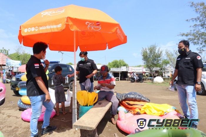 Antisipasi Varian Omicron, Hari Liburpun, Polisi Lakukan Patroli Prokes Sasar Wisata Pantai