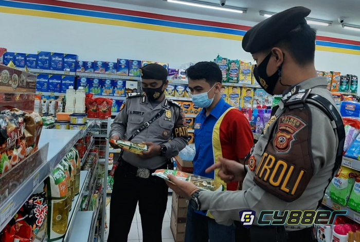 Pastikan Ketersediaan Minyak Goreng Polisi Pantau Sejumlah Minimarket