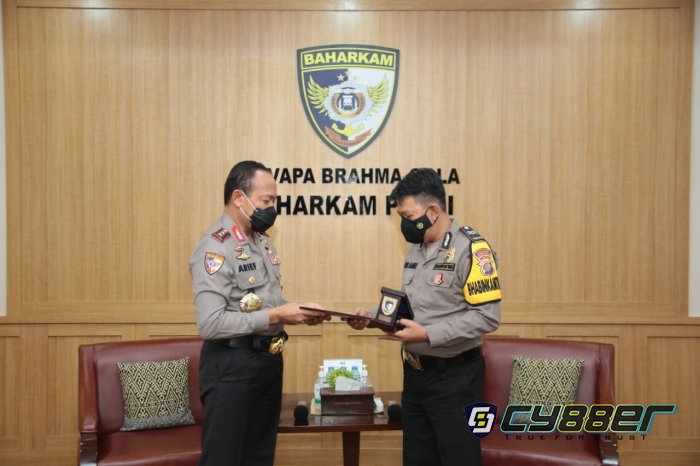 Bhabinkamtibmas Polsek Natar, Terima Penghargaan Dari Baharkam Polri.