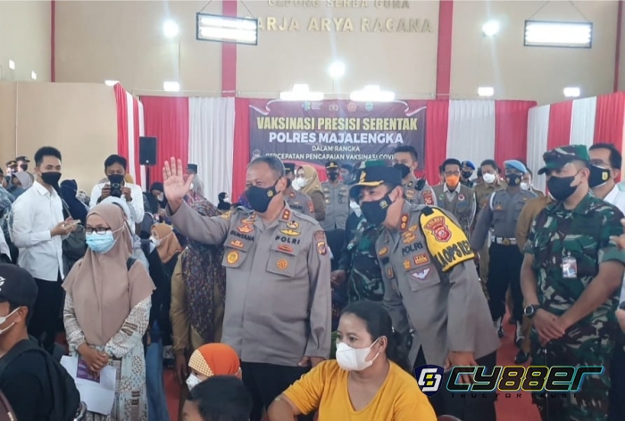 Kapolda Jabar Tinjau Vaksinasi Presisi Serentak dan Salurkan Bansos di Polres Majalengka