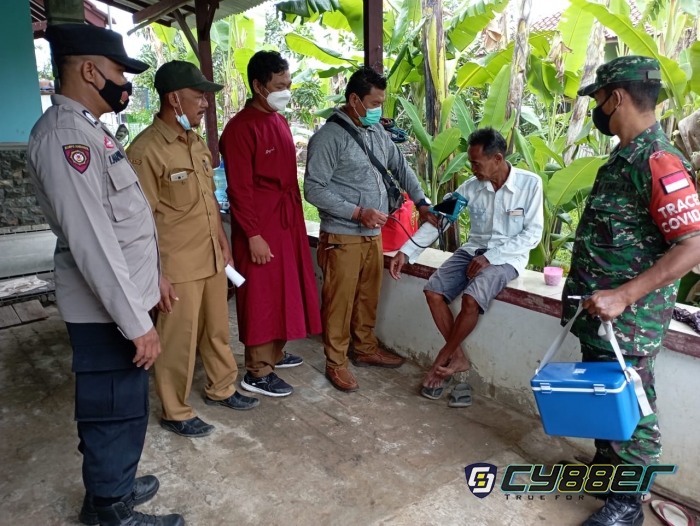 Polisi dan TNI Kawal Vaksinasi Secara Door-To-Door 