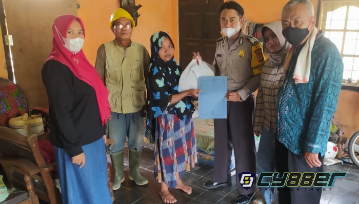 Polisi Berikan Paket Sembako Pada Korban Rumah Roboh