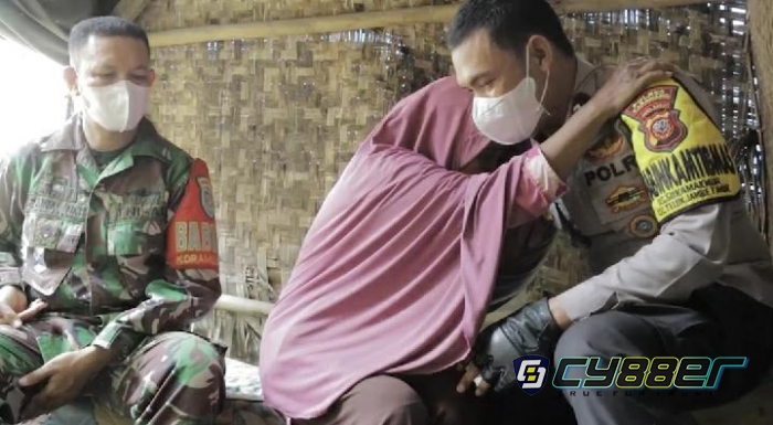 Sinergitas Bhabinkamtibmas dan Babinsa di Karawang Bantu Nenek Atem Buatkan Toilet