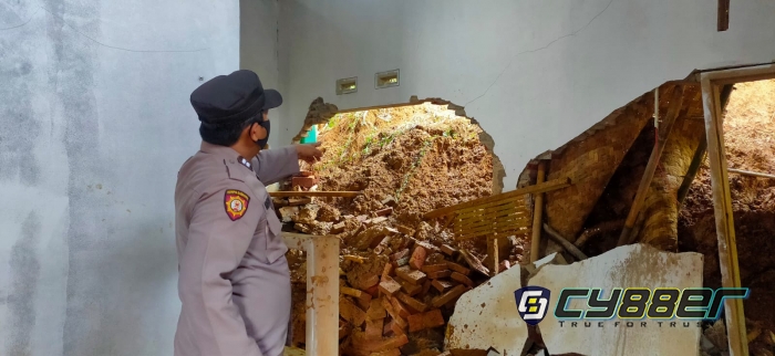 Tertimpa Tanah  Longsor, Tembok Rumah Warga Wanareja  Jebol