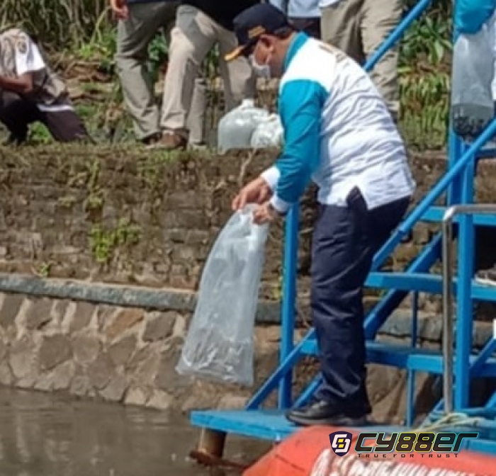 Hadiri Acara Hari Air Sedunia di Sumber Air Banyu Urip, Selain Melakukan Penanaman Pohon Bupati Tulungagung Juga Menebar Ikan
