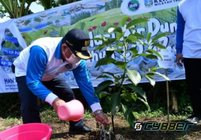 Peringati Hari Air Sedunia, Bupati Tulungagung Lakukan Penanaman Pohon