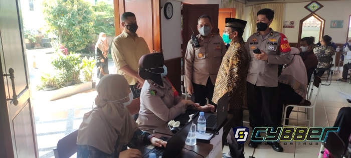Polisi Montoring dan Pengamanan Vaksinasi di Gegerkalong
