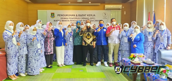 Walikota Cilegon Kukuhkan Para Pengurus DPC IWAPI kota Cilegon Periode 2021-2026