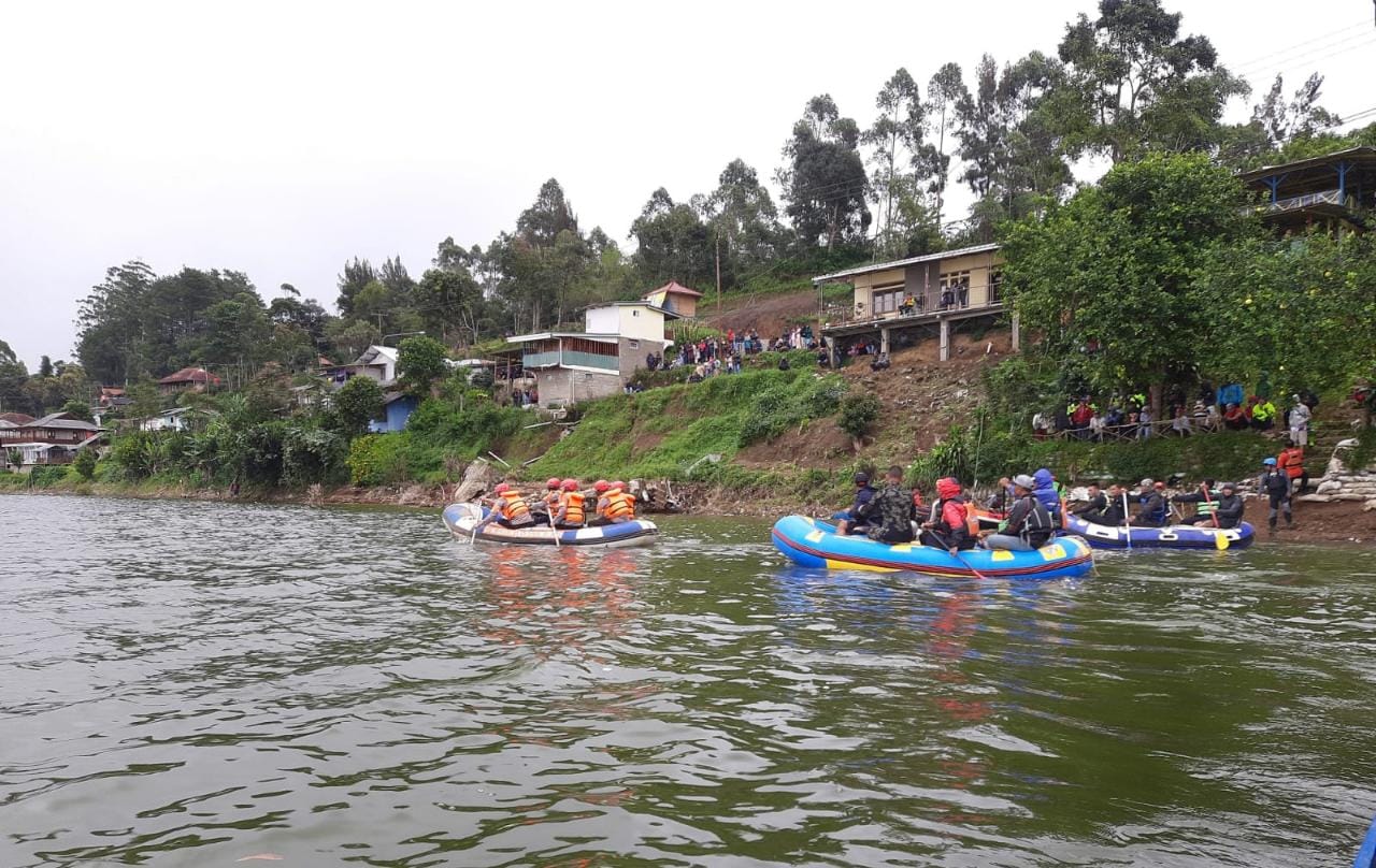 Tim SAR Sat Brimob Polda Jabar Cari Korban Tenggelam di Danau Situ Cileunca Pangalengan