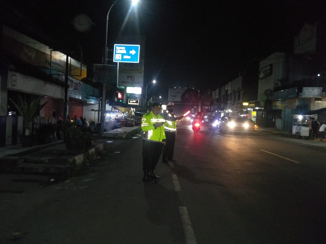 Ditengah Kondisi Hujan Polisi Tetap Sisir Daerah Rawan Tawuran