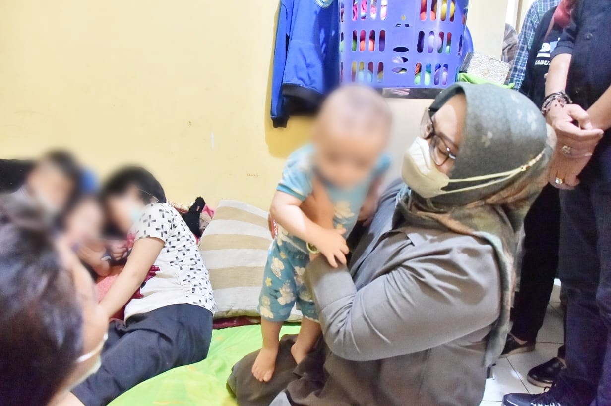 Kunjungi Korban Kekerasan Ayahnya Sendiri, Bupati Bogor Perintahkan KPAD Beri Perlindungan dan Santunan