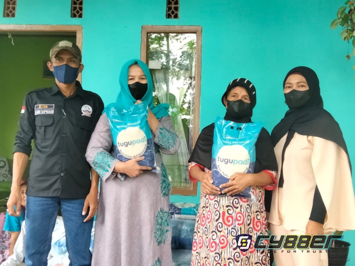 Ketua Paguyuban RT, RW Desa Ciadeg Berikan Bantuan Beras Kepada Janda dan Jompo