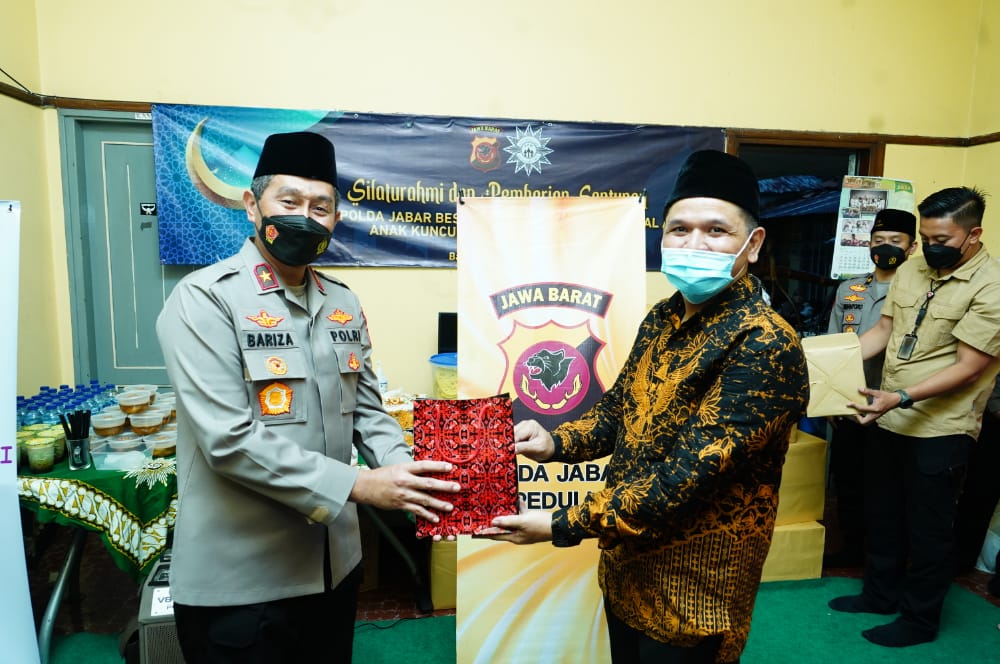 Peduli Anak Yatim, Kapolda Jabar Berikan Santunan dan Tali Asih di Panti Asuhan Kuncup Harapan Muhammadiyah