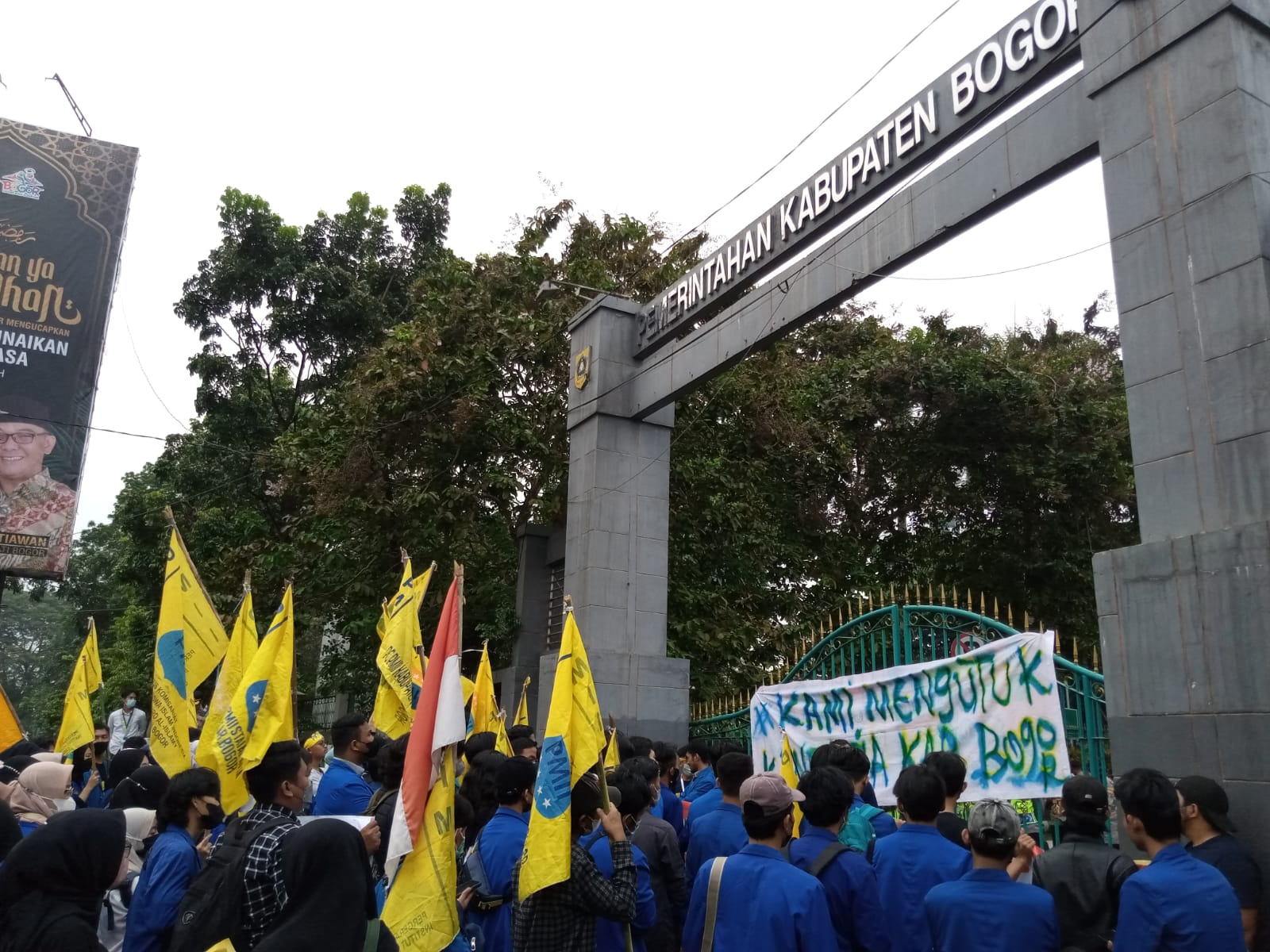 Ratusan Mahasiswa PMII Unras di Depan Kantor Bupati Bogor