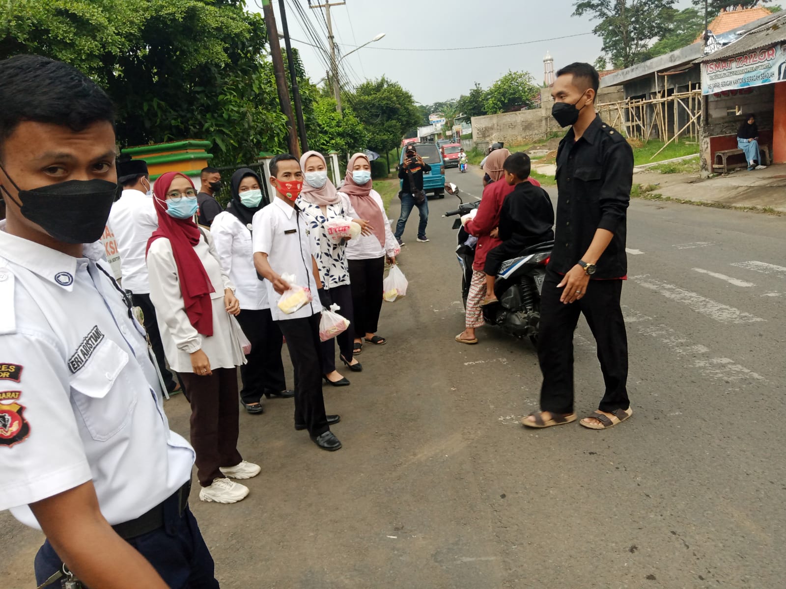 Tebar Berkah Ramadhan, Pemdes Cipicung dan Pemdes Tanungsari Berbagi Takjil 