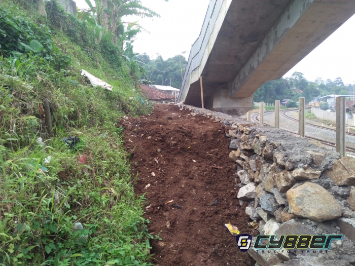 Warga Kampung Gembrong Bangun Jalan Dengan Cara Swadaya, Pemdes Ciadeg Ga Ada Nongol