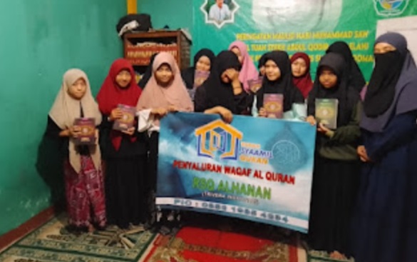 Gandeng RSQ Alhanan, Sahabat Kebaikan Beserta Pospera Serahkan Bantuan Al-Quran