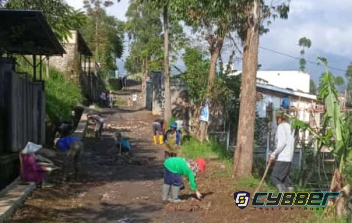 Masyarakat Kampung Desa Sugih Mukti Bangun Jalan Secara Swadaya, Warga: Nunggu Pemerintah Lambat 