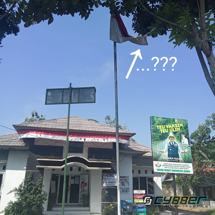 Celoteh Warga Perihal Bendera Sobek Terpasang di Depan Kantor Desa Jayakerta