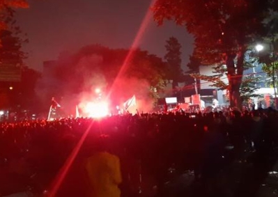 Ribuan Mahasiswa, Hingga Malam hari Masih Bertahan di Gedung DPRD Jabar, Ini Tuntutannya
