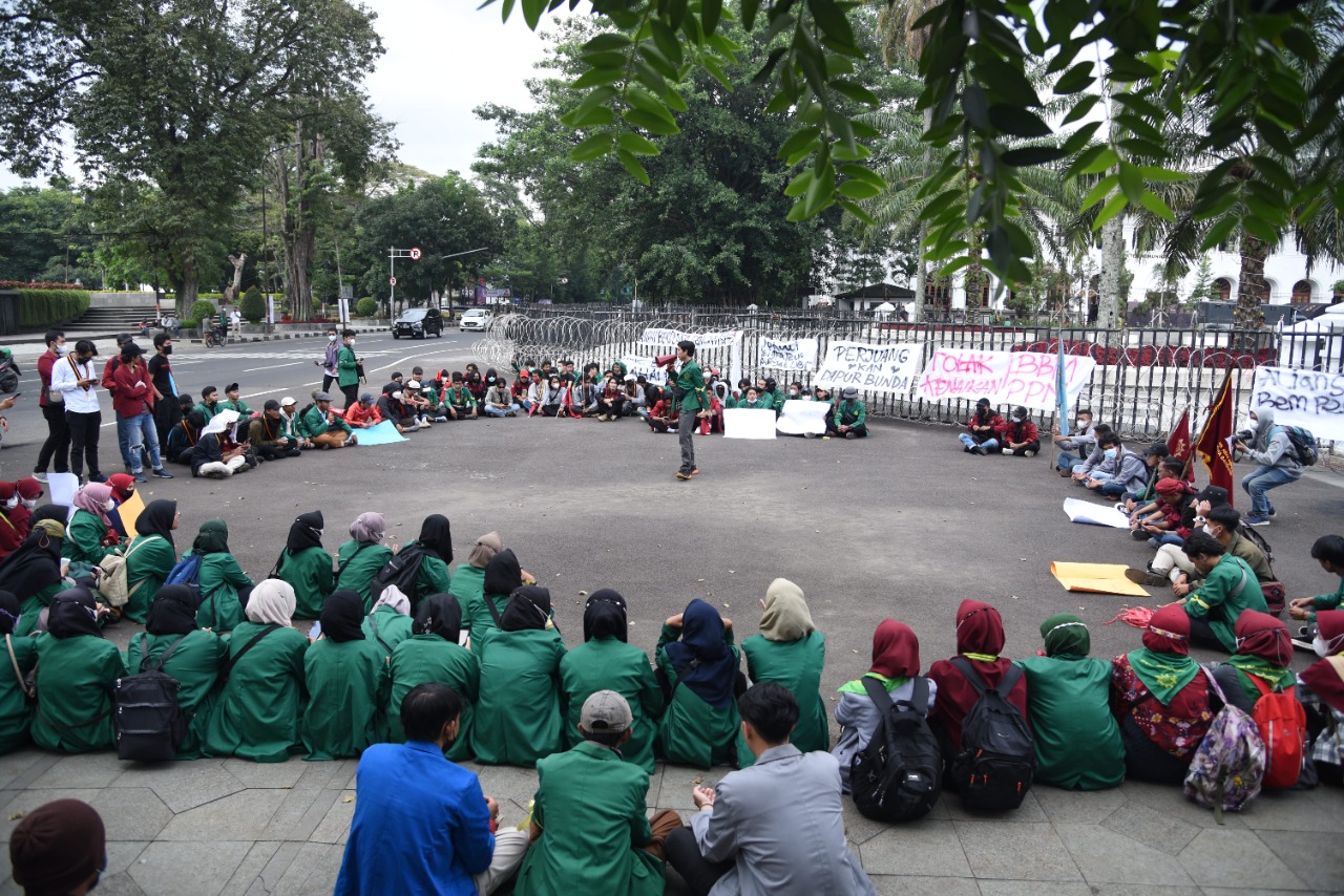Unras Mahasiswa di Depan Gedung Sate Bandung, Berjalan Aman dan Terkendali