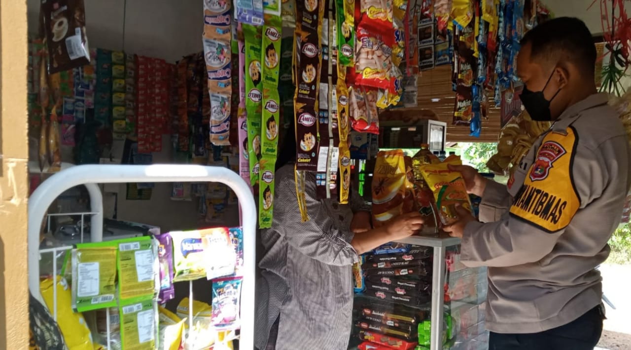 Bhabinkamtibmas Monitoring Minyak Goreng di Wilayah Binaan 