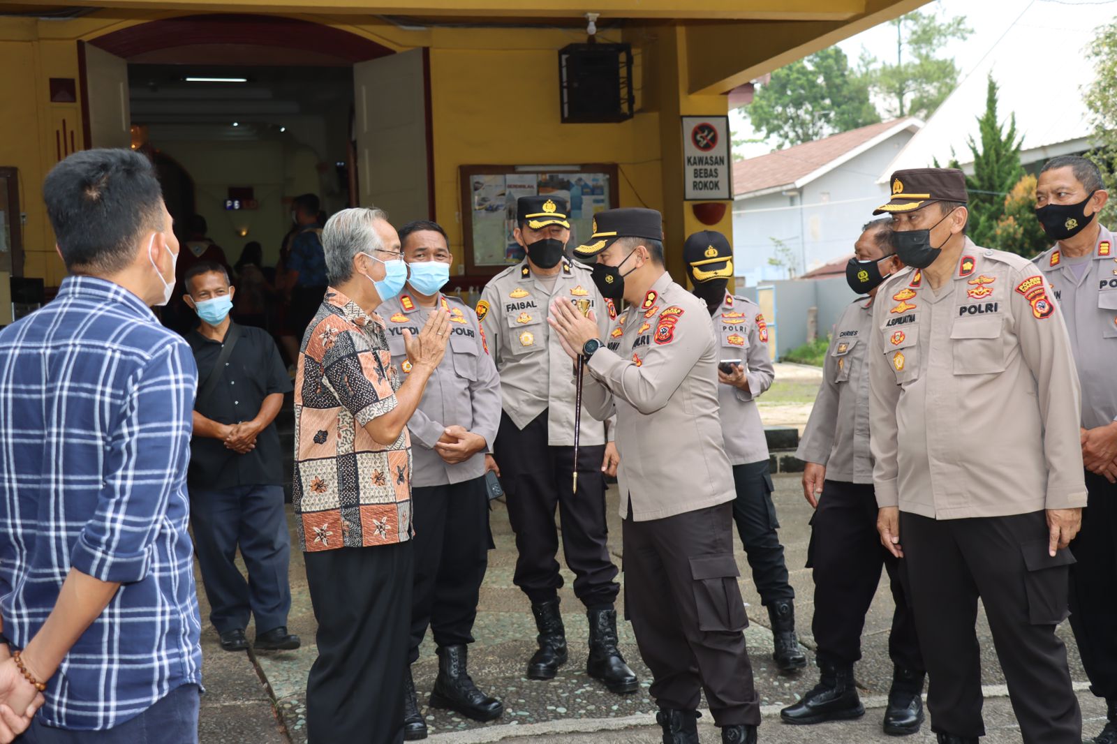 Jelang Misa Jumat Agung, Polisi Lakukan Pengamanan Gereja Serta Tinjau Pelaksanaan Vaksinasi 