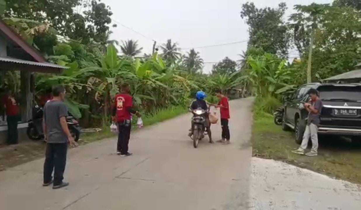 Putera Nusantara Membagikan Ribuan Takjil Bagi Masyarakat Cilacap Barat