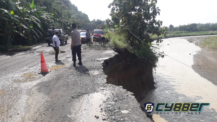 Akibat Hujan Lebat, Jalan Penghubung Tomo-Jatigede Hampir Putus