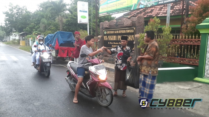 Bulan Suci Ramadham 1443 H, PAC PDIP Pademawu Pamekasan Bagikan Sembako 