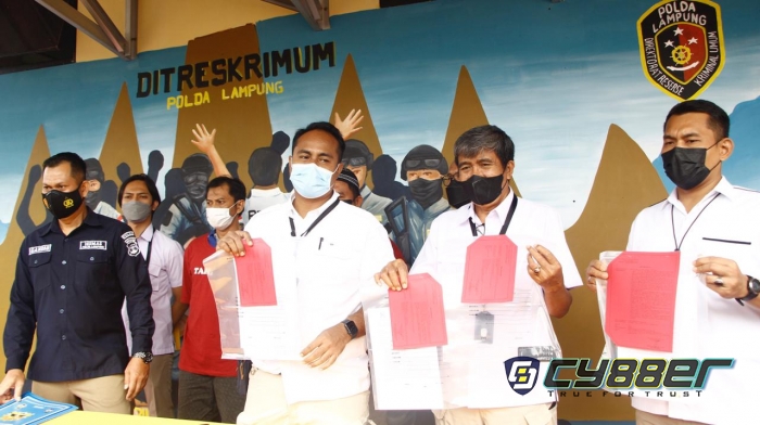 Ditreskrimum Polda Lampung amankan pelaku  mafia tanah, berhasil tipu korbannya hingga miliaran rupiah.
