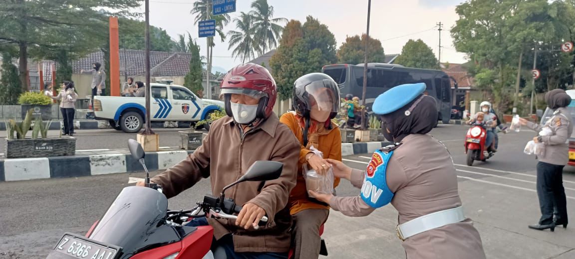 Polwan Polres Sumedang Bagi-Bagi Takjil Gratis ke Para Penguna Jalan