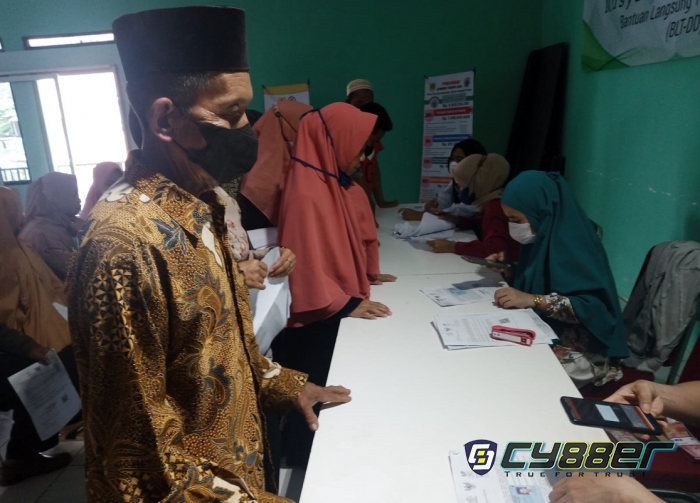 Jelang Idul Fitri, KPM di Desa Palasari Dapat BLT Migor dan BPNT