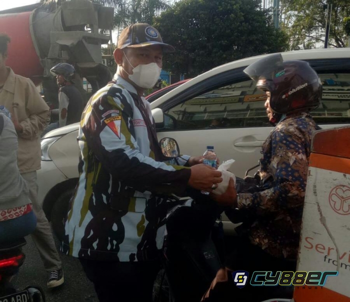 Provost dan Sapma IPK Prov. Riau Berbagi Takjil di Seputaran Jalan Soekarno Hatta, Pekanbaru