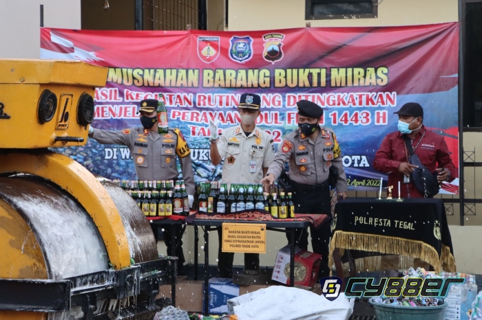 Ciptakan Situasi Kota Tegal yang Kondusif, Ribuan Botol Miras dan Petasan di Musnahkan