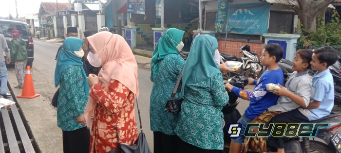 Keluarga Besar TP PKK se-Kecamatan Pamulihan Berbagi Takjil