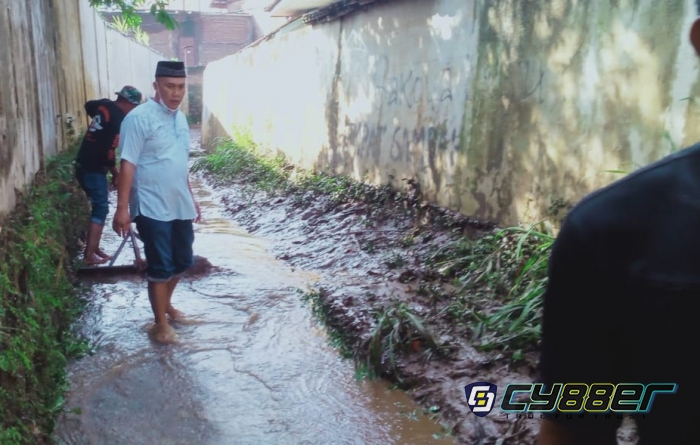 Pasca Banjir, Kades Banjaran Bersama Warga Bergotong Royong Bersihkan Material Lumpur