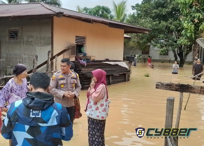 Banjir di Dua Kecamatan, Kapolsek Kuansing dan Tim Bantu Evakuasi Barang - Barang Warga 