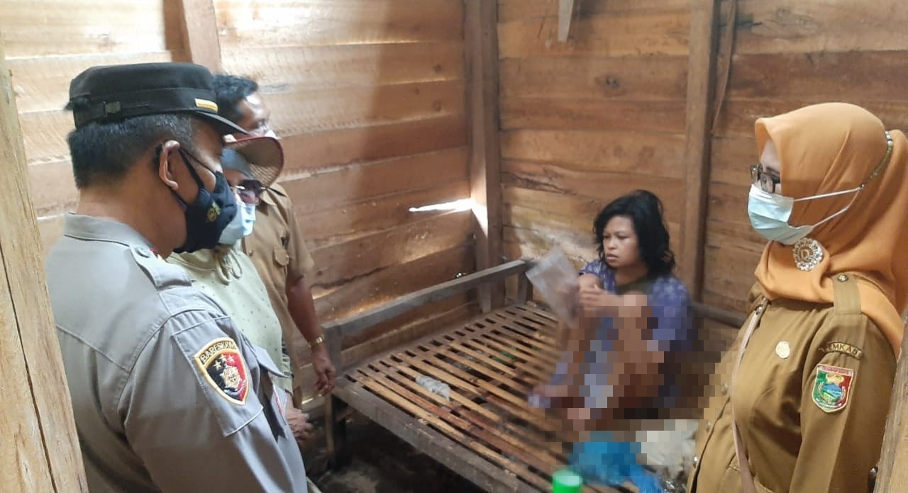 Jalankan Program ‘Jiwaku Penolong’, Polsek Sumberejo Berikan Bantuan pada Gadis ODGJ Yatim Piatu 