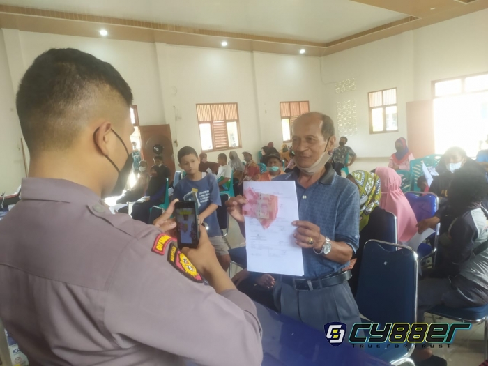 Polres Siak Salurkan Bantuan Tunai Pangan bagi Pedagang Kaki Lima dan Warung