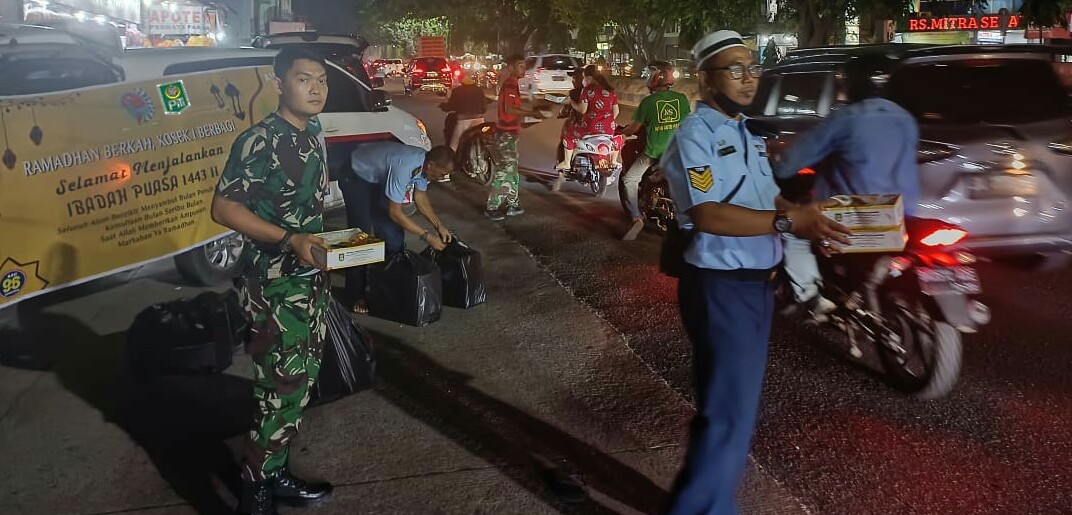 Kosek I Bersama PITI Bagi-Bagi Makanan Buka Puasa