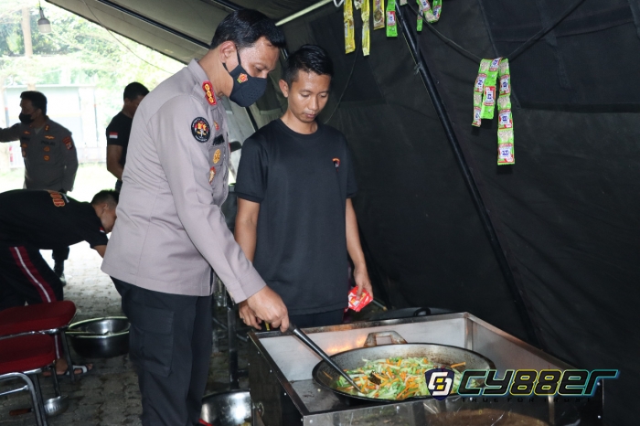 Brimob Polda Lampung Siapkan Takjil dan Makan Sahur Bagi Pemudik.